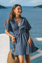 Robe courte à rayures à col V