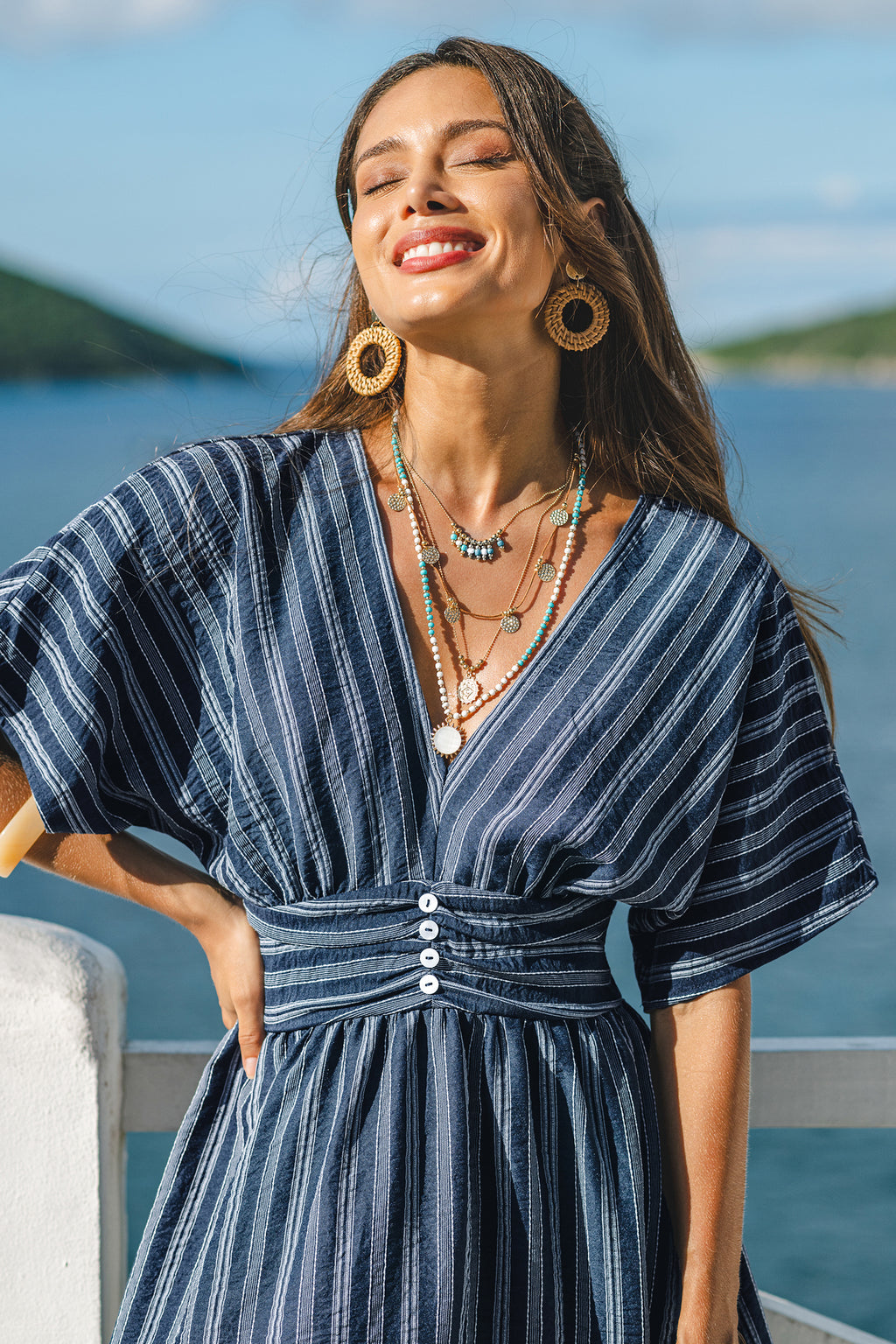 Robe courte à rayures à col V