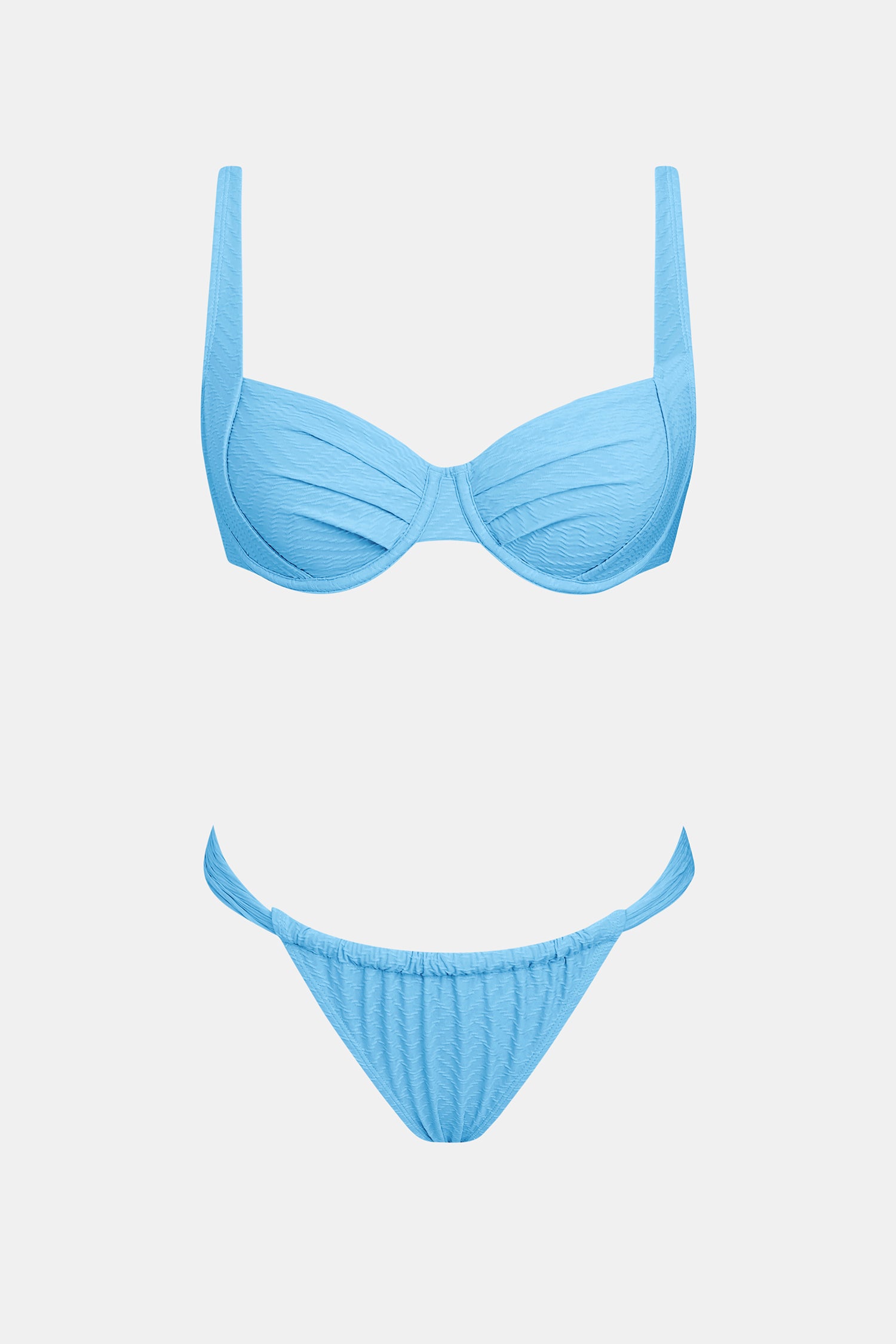 Bikini bleu ciel à col cœur et jambe ultra haute