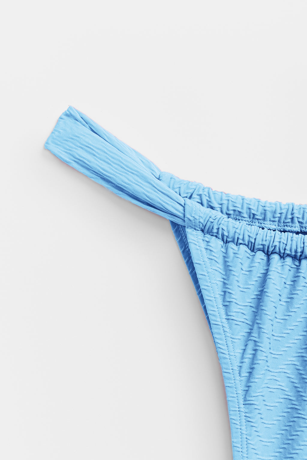 Bikini bleu ciel à col cœur et jambe ultra haute