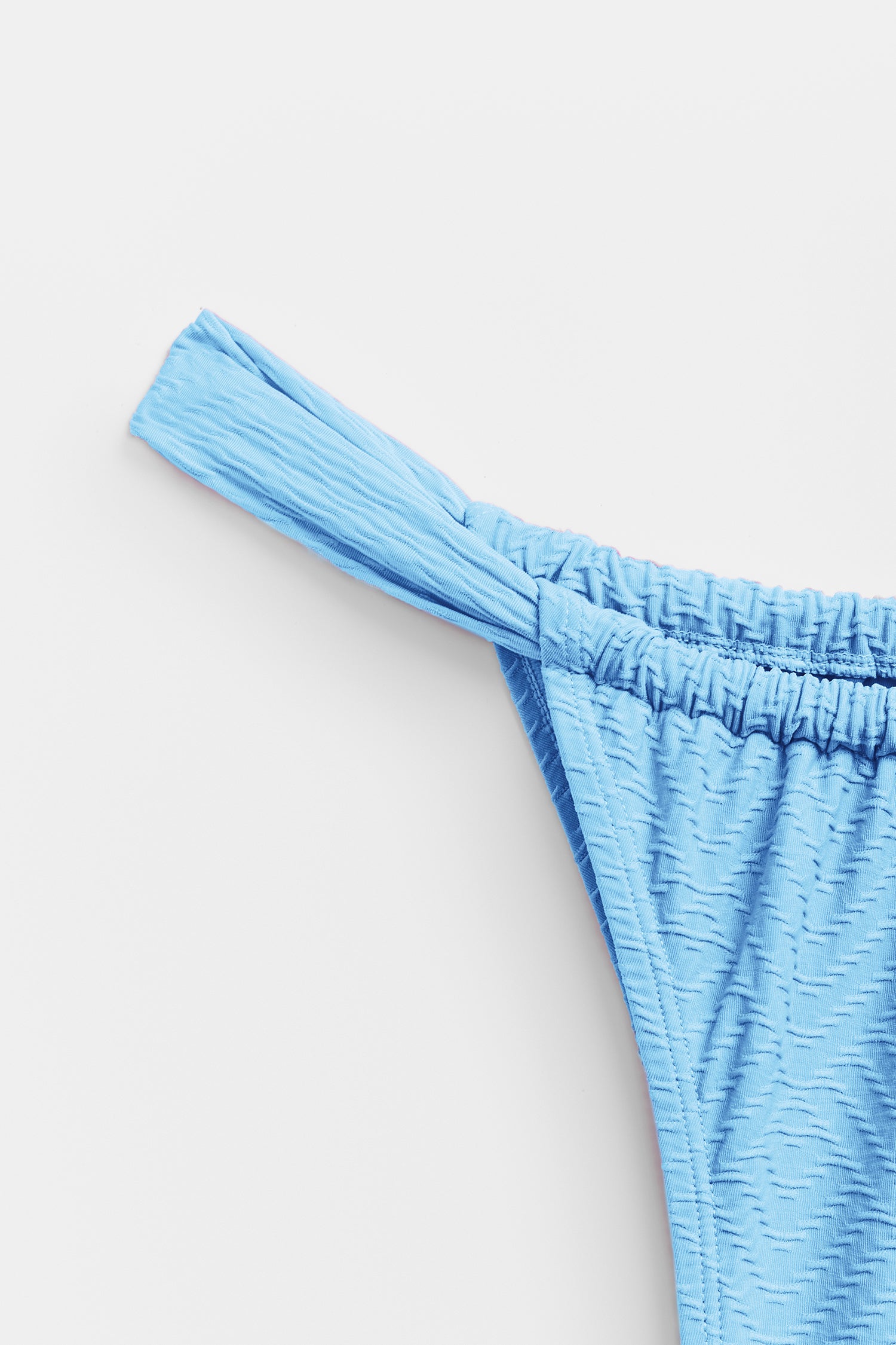 Bikini bleu ciel à col cœur et jambe ultra haute