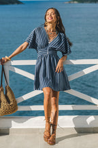 Robe courte à rayures à col V