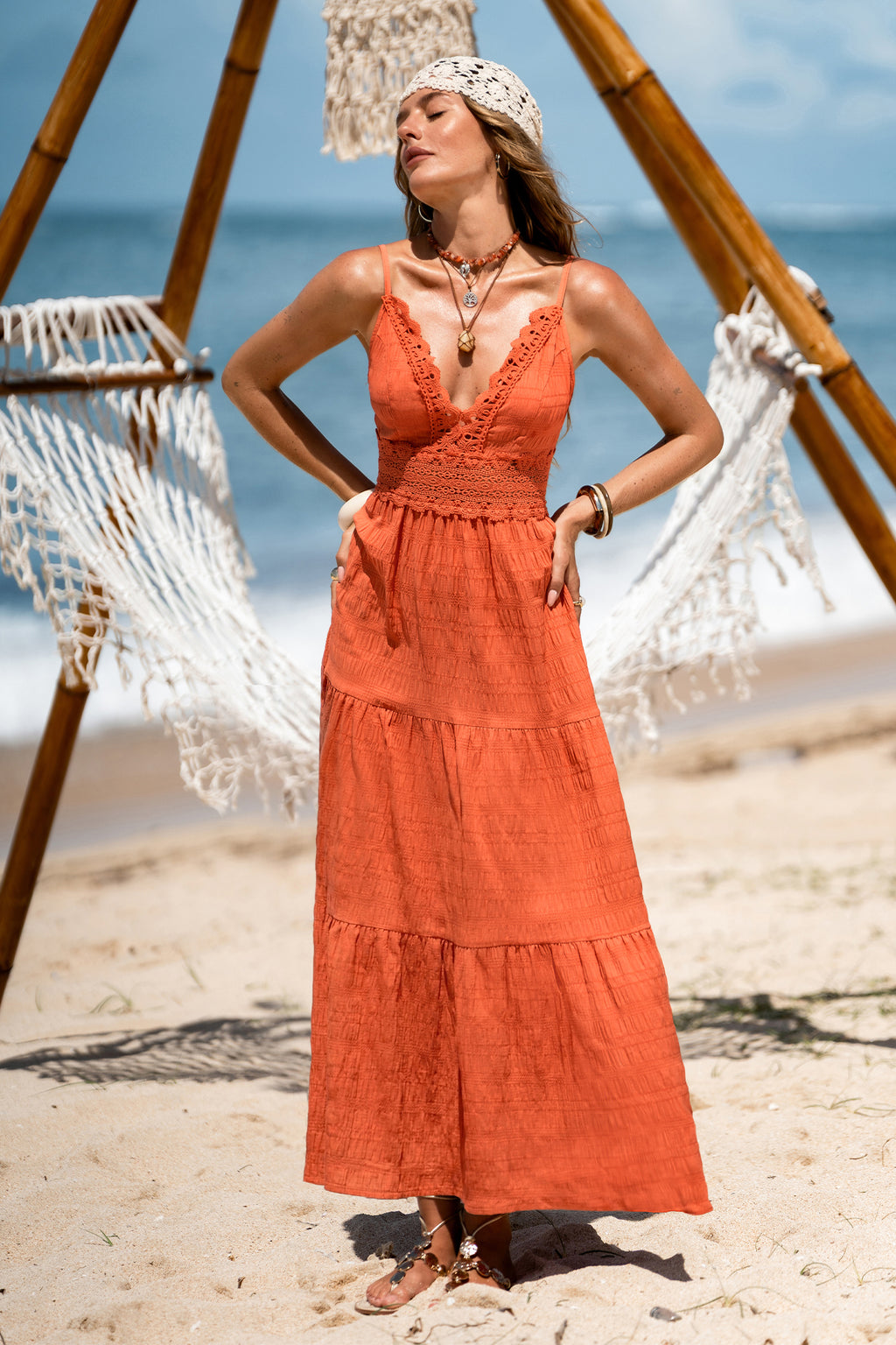 Robe longue orange au glamour estival