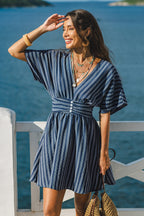 Robe courte à rayures à col V