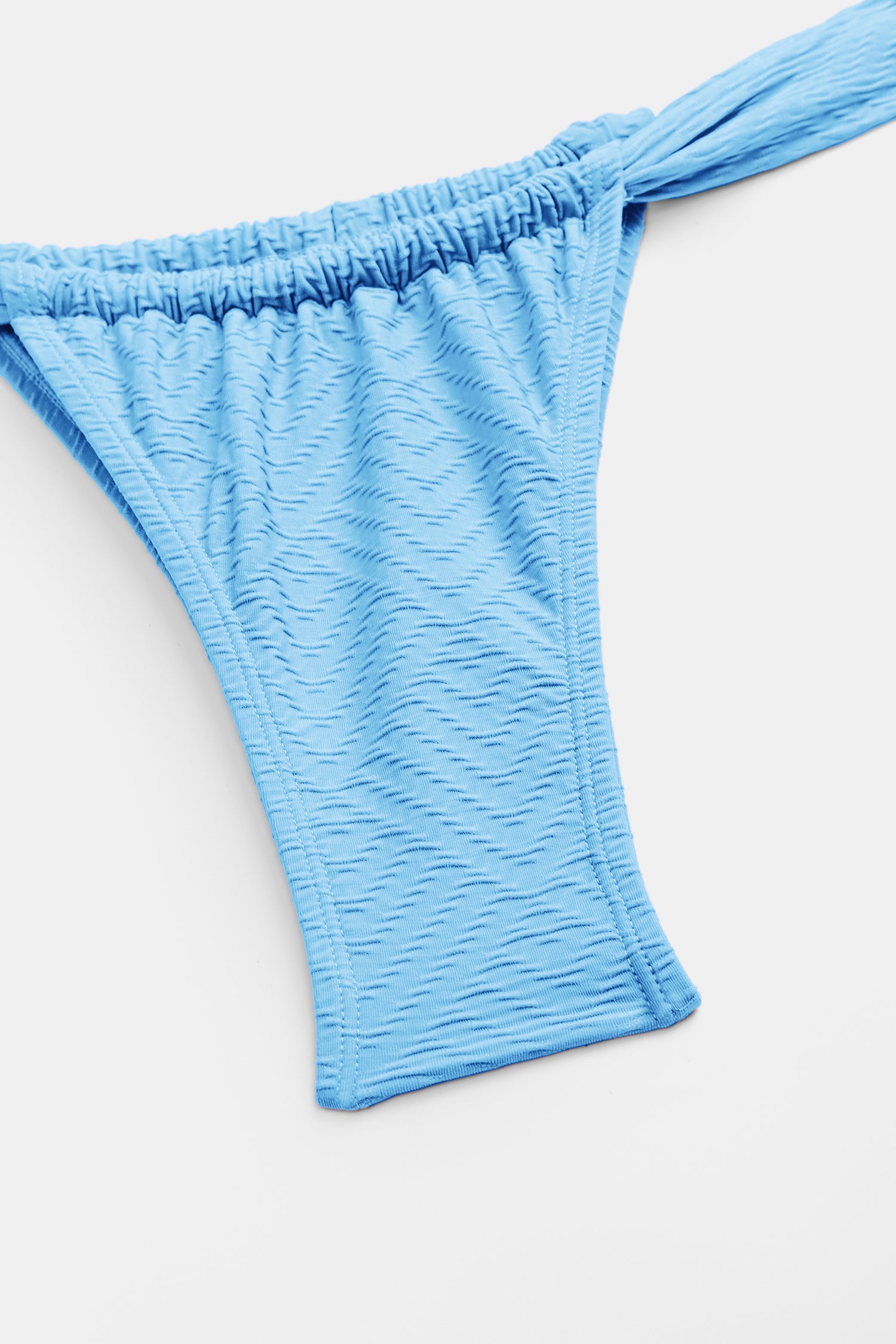 Bikini bleu ciel à col cœur et jambe ultra haute