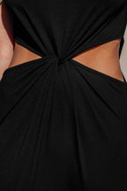 Robe noire avec col rond