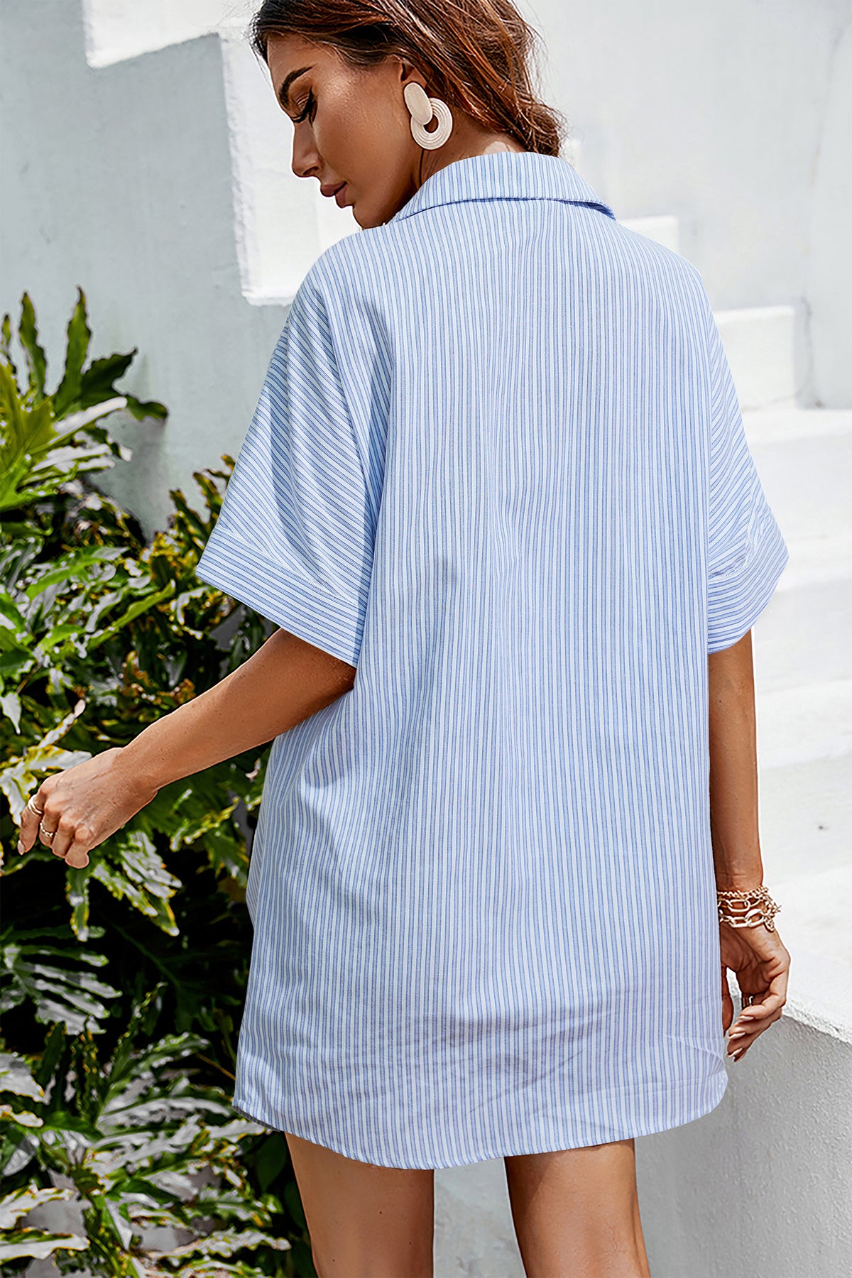 Robe courte à rayures col chemise ourlet incurvé