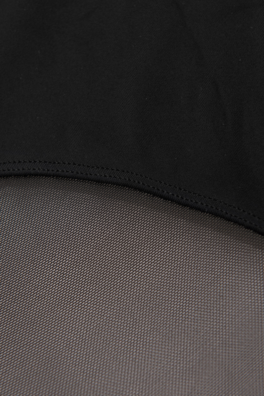 Maillot de bain une pièce à col plongeant en mesh