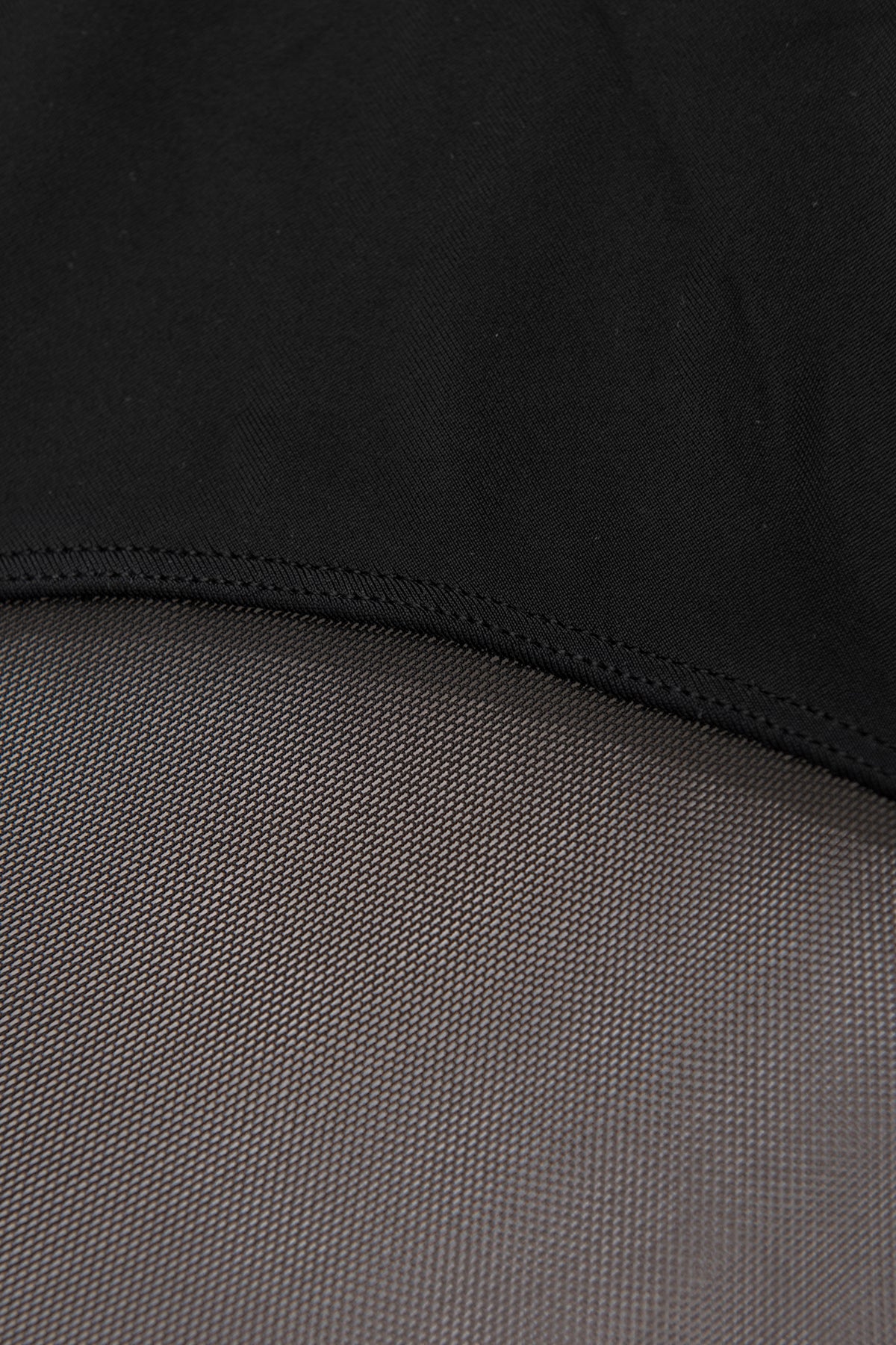 Maillot de bain une pièce à col plongeant en mesh