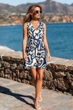 Robe courte abstraite col V