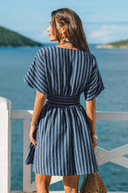 Robe courte à rayures à col V