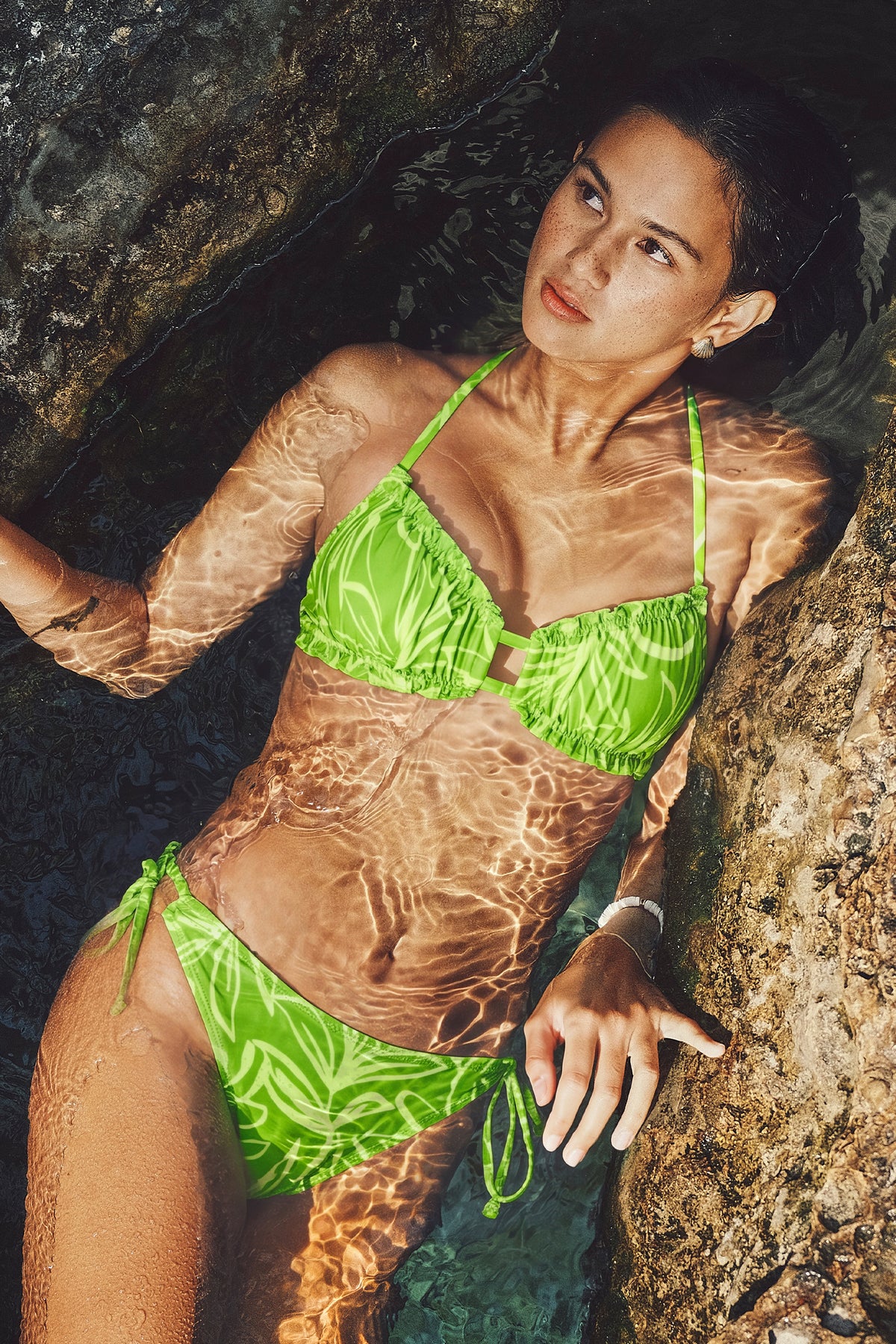 Bikini abstrait à col cœur et jambe extra haute